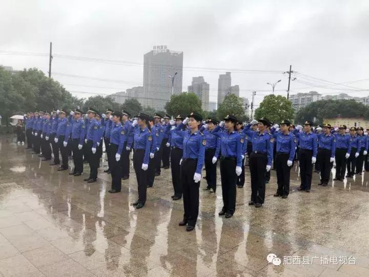 城管最新制服亮相，展现城市管理崭新面貌