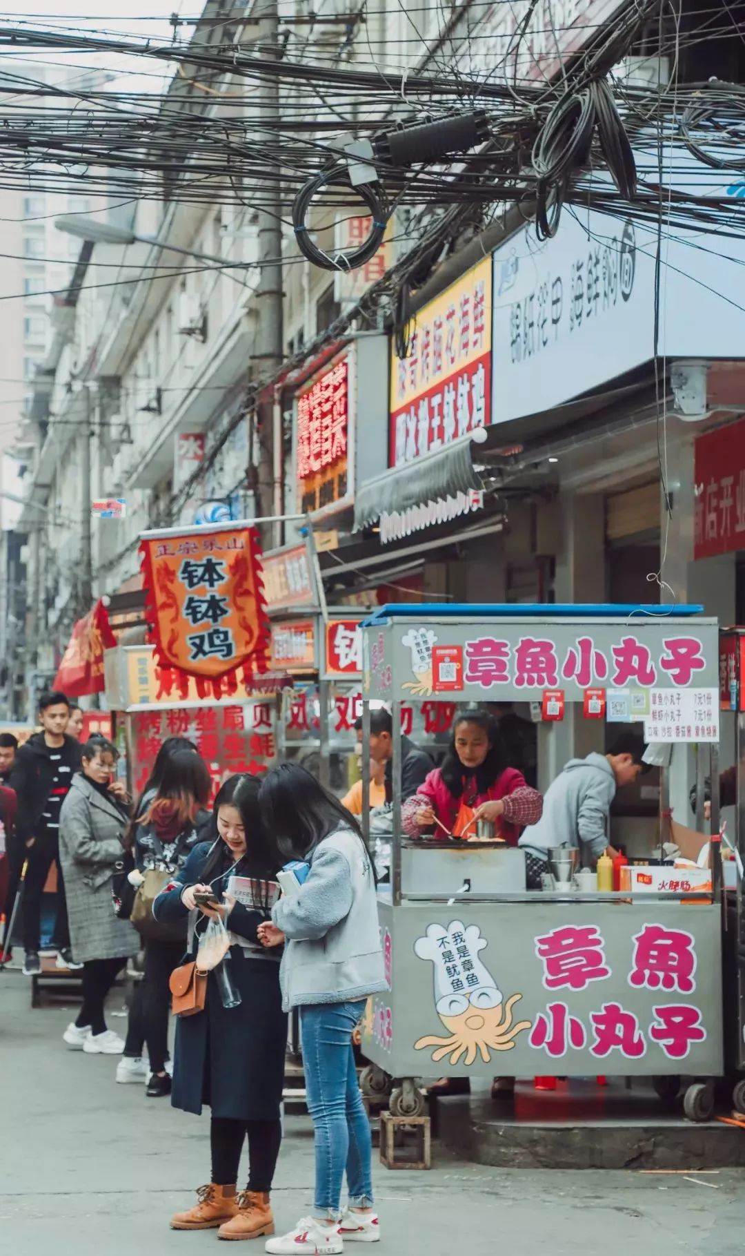 路边摊新风貌，活力与创新共融