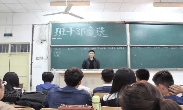 大学新生班干引领潮流，塑造未来之路